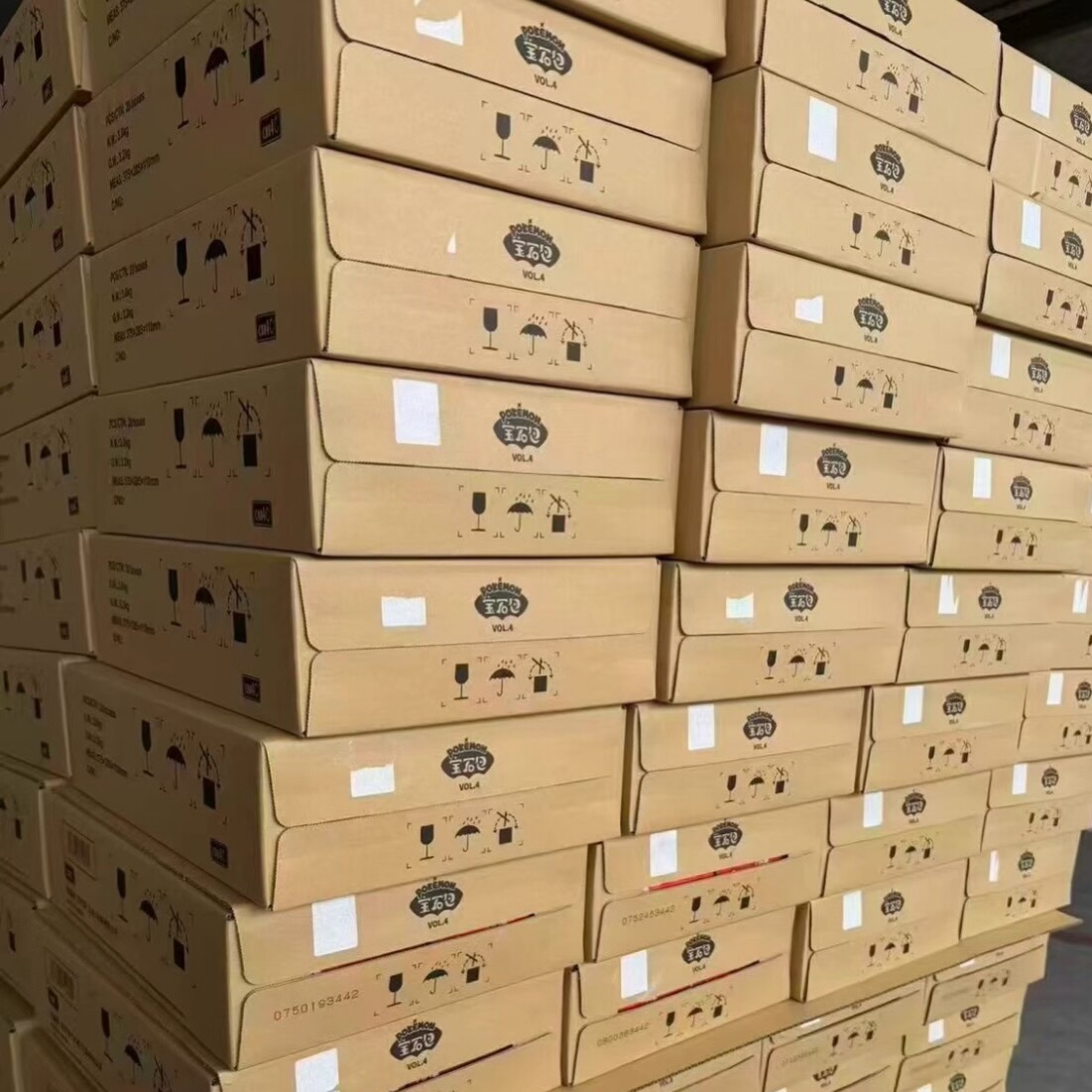 Cajas de envío Pokémon TCG reales preparadas para gestión de stock